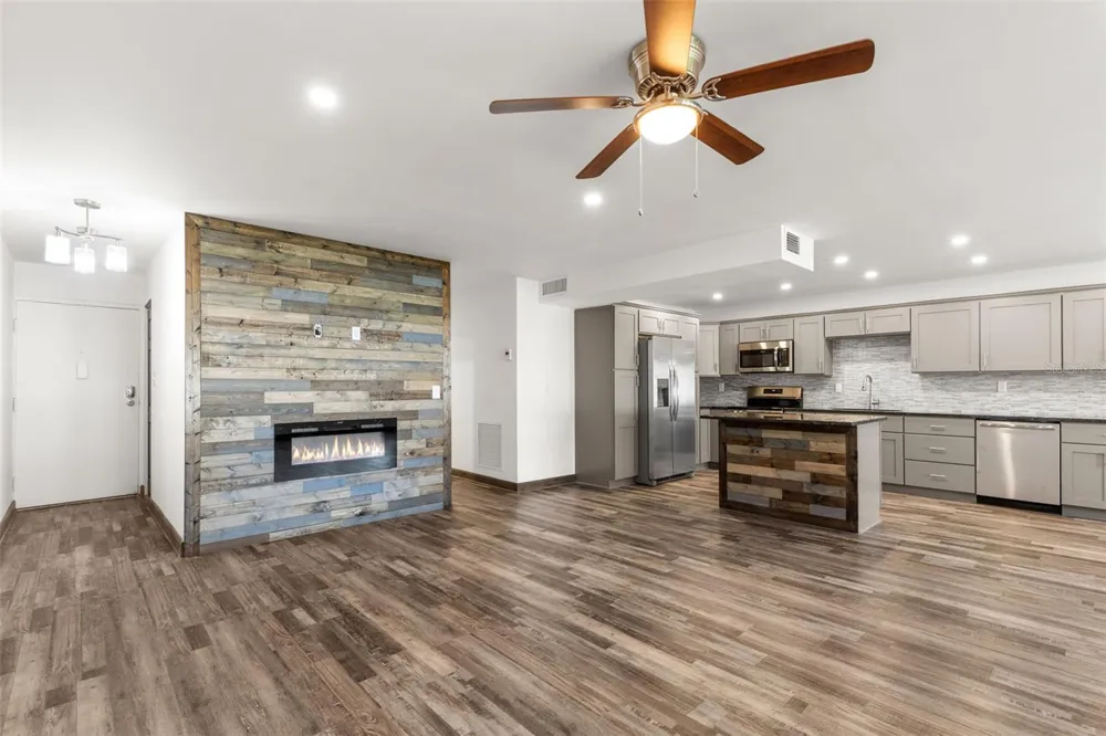 225 COUNTRY CLUB DRIVE #B221 Largo, FL 33771