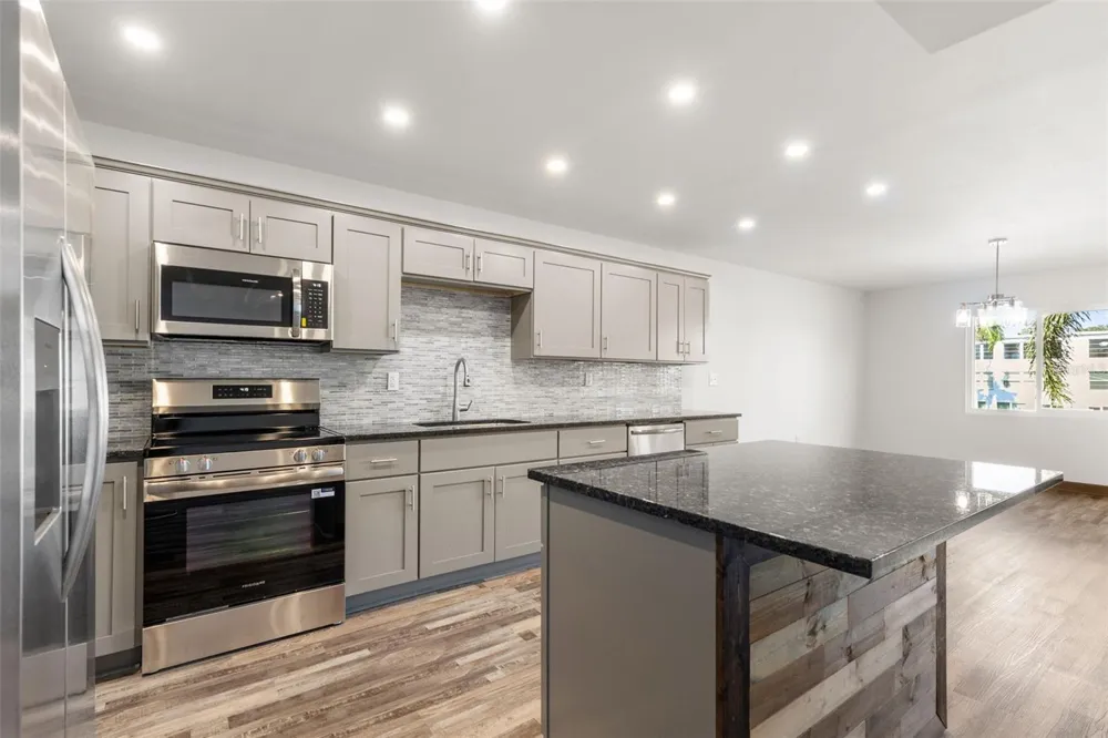 225 COUNTRY CLUB DRIVE #B221 Largo, FL 33771