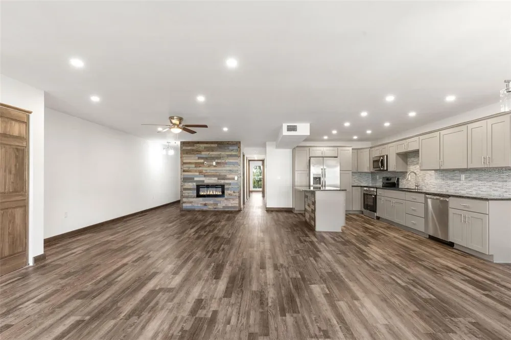 225 COUNTRY CLUB DRIVE #B221 Largo, FL 33771