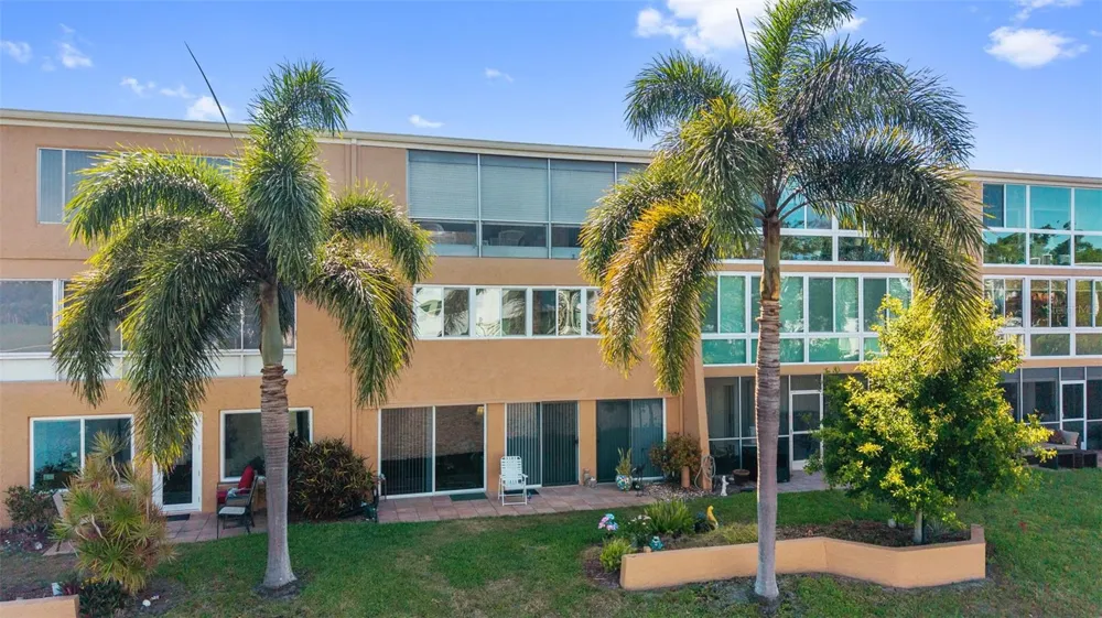 225 COUNTRY CLUB DRIVE #B221 Largo, FL 33771