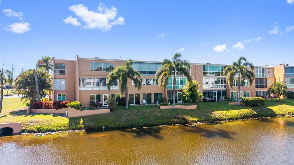 225 COUNTRY CLUB DRIVE #B221 Largo, FL 33771
