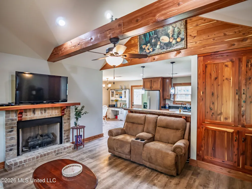 608 County Road 428 Paris, MS 38949