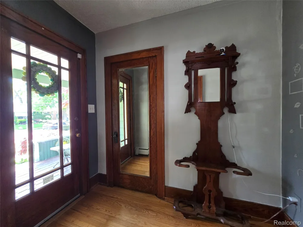 22911 Maple Avenue Farmington City, MI 48336