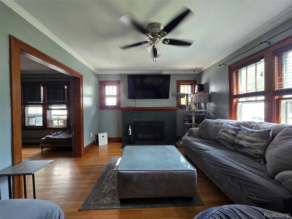 22911 Maple Avenue Farmington City, MI 48336