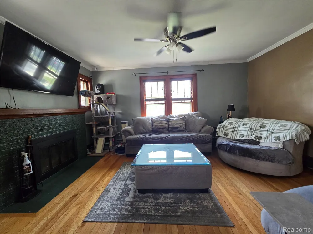 22911 Maple Avenue Farmington City, MI 48336