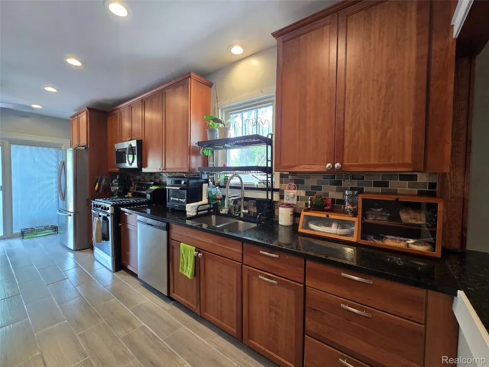 22911 Maple Avenue Farmington City, MI 48336
