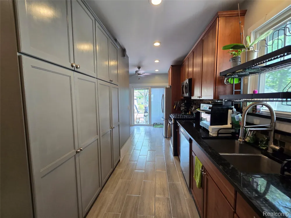 22911 Maple Avenue Farmington City, MI 48336