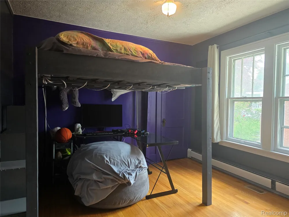22911 Maple Avenue Farmington City, MI 48336