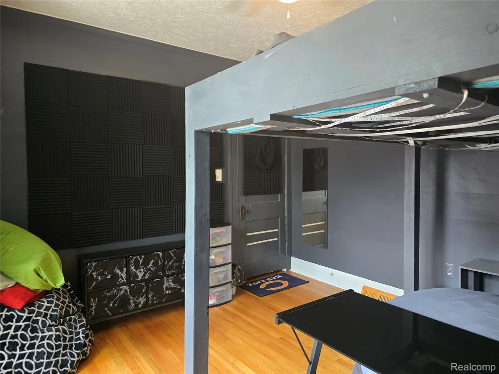 22911 Maple Avenue Farmington City, MI 48336