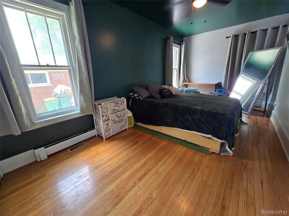 22911 Maple Avenue Farmington City, MI 48336