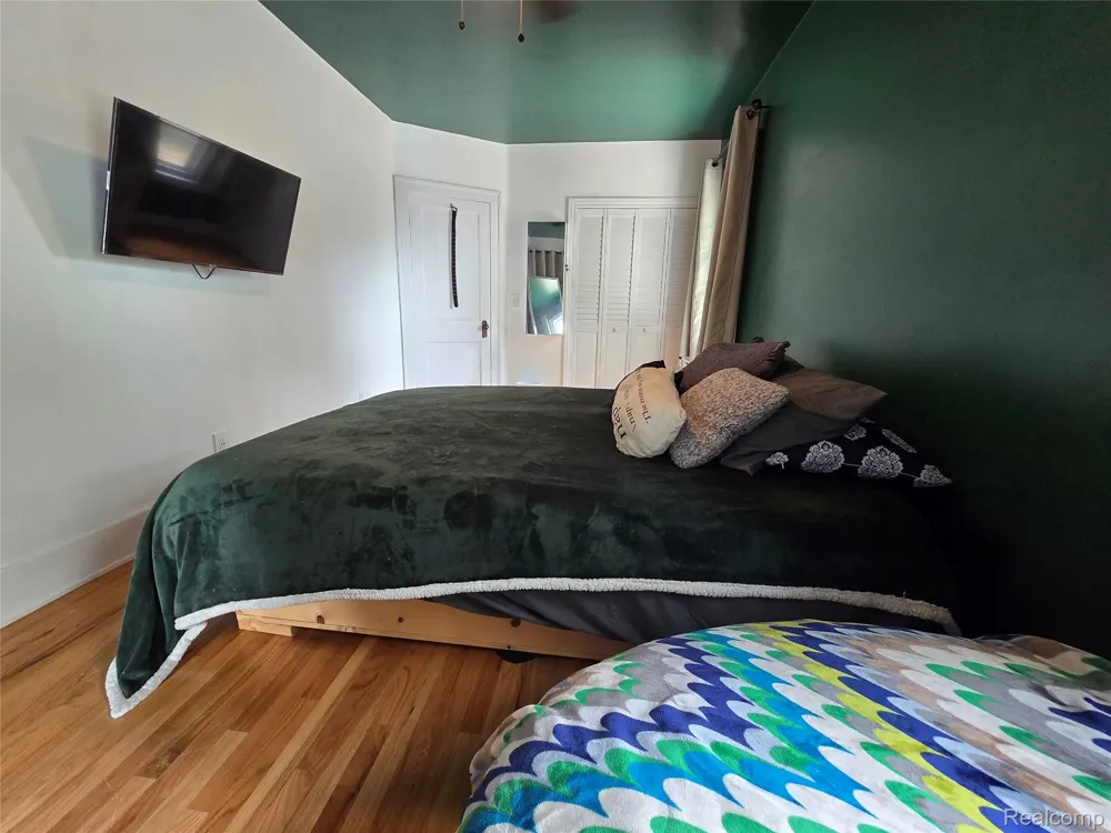 22911 Maple Avenue Farmington City, MI 48336