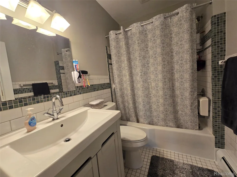 22911 Maple Avenue Farmington City, MI 48336