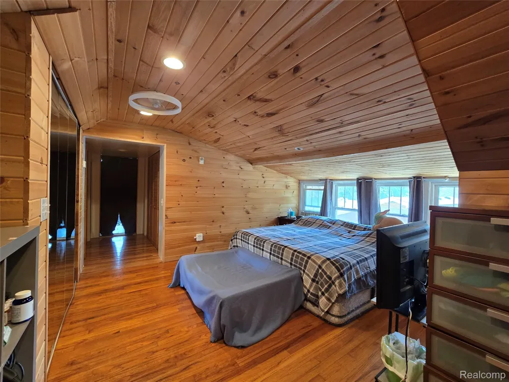 22911 Maple Avenue Farmington City, MI 48336