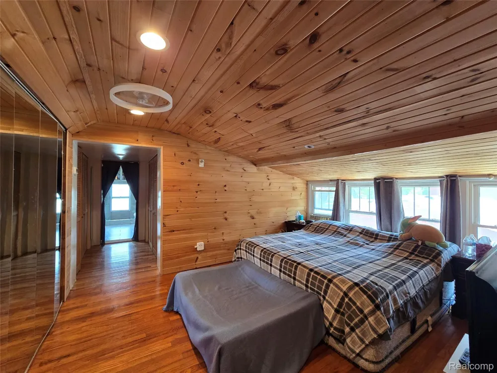 22911 Maple Avenue Farmington City, MI 48336