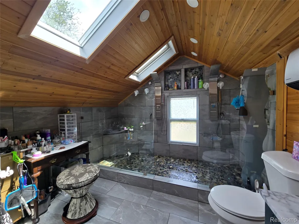 22911 Maple Avenue Farmington City, MI 48336