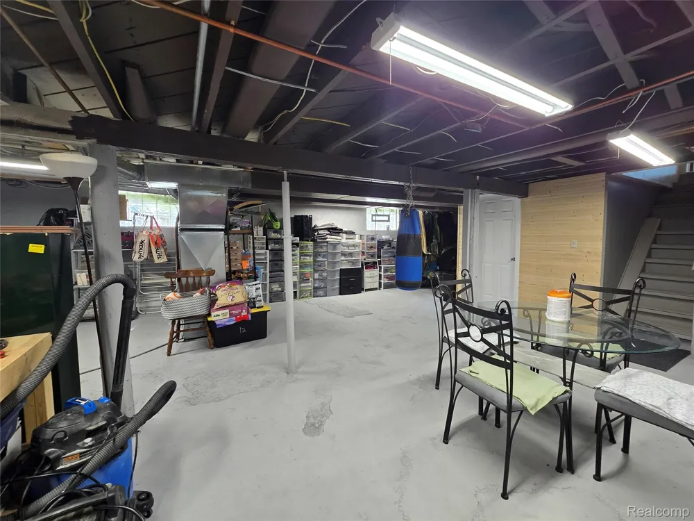 22911 Maple Avenue Farmington City, MI 48336