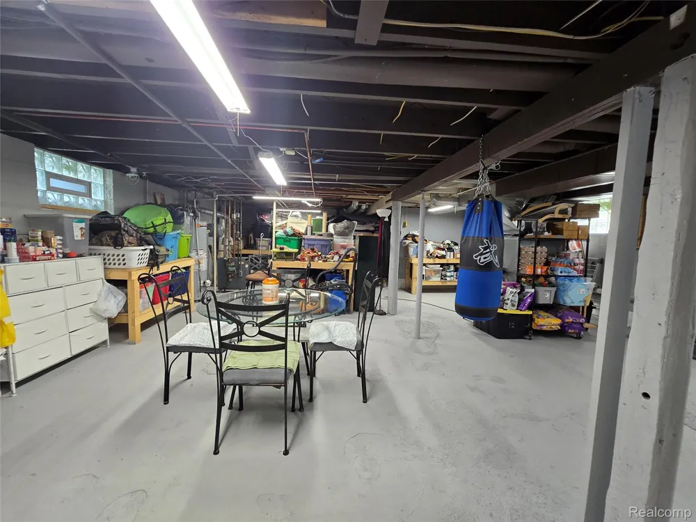 22911 Maple Avenue Farmington City, MI 48336