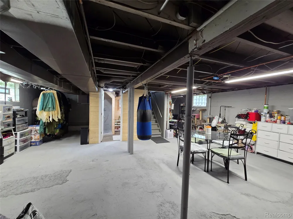 22911 Maple Avenue Farmington City, MI 48336