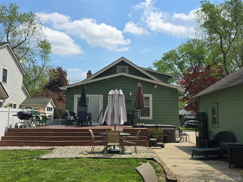 22911 Maple Avenue Farmington City, MI 48336