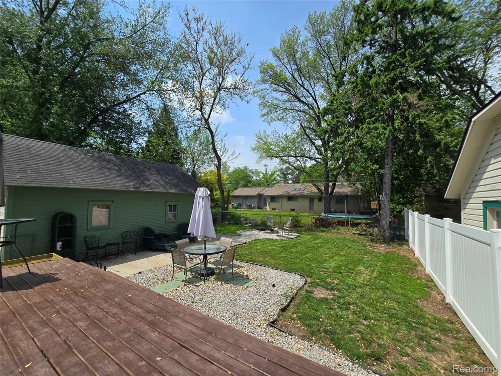 22911 Maple Avenue Farmington City, MI 48336