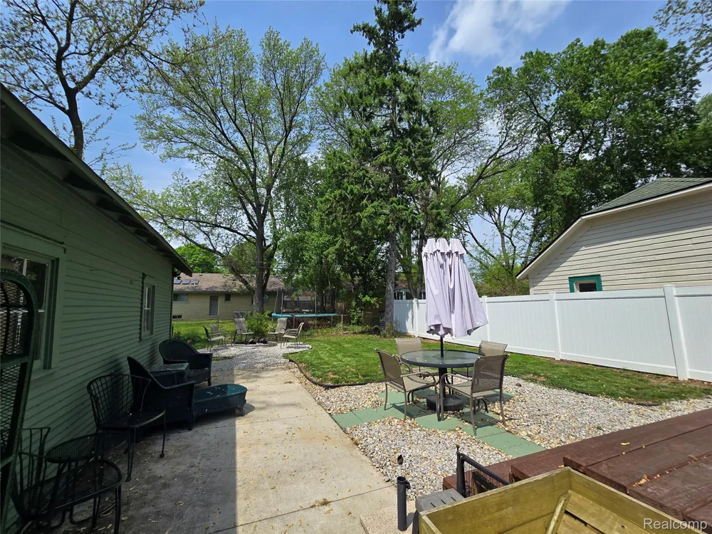 22911 Maple Avenue Farmington City, MI 48336