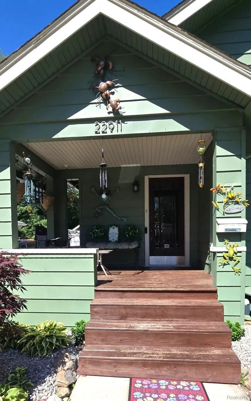 22911 Maple Avenue Farmington City, MI 48336
