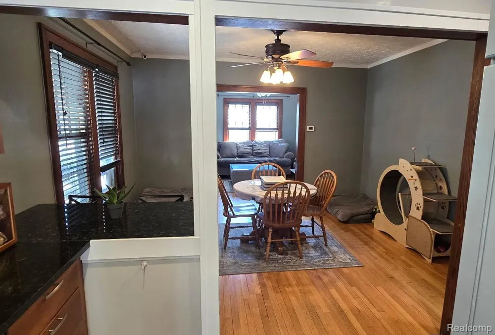 22911 Maple Avenue Farmington City, MI 48336