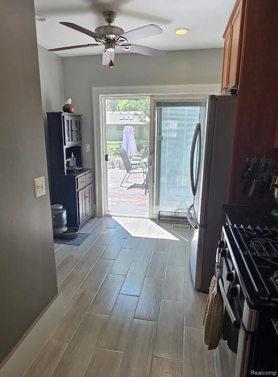 22911 Maple Avenue Farmington City, MI 48336