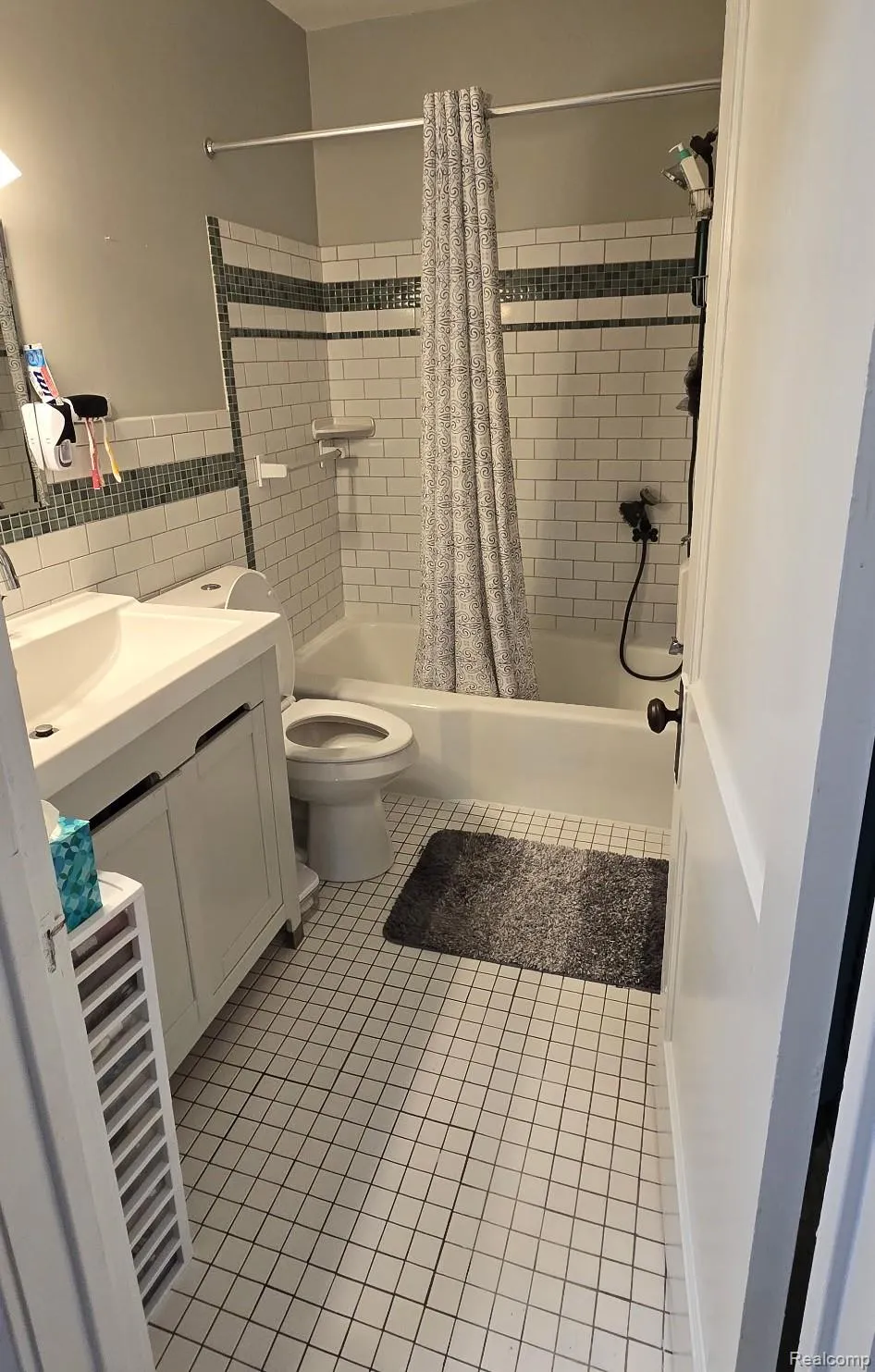 22911 Maple Avenue Farmington City, MI 48336