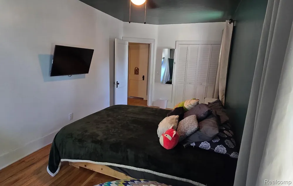 22911 Maple Avenue Farmington City, MI 48336
