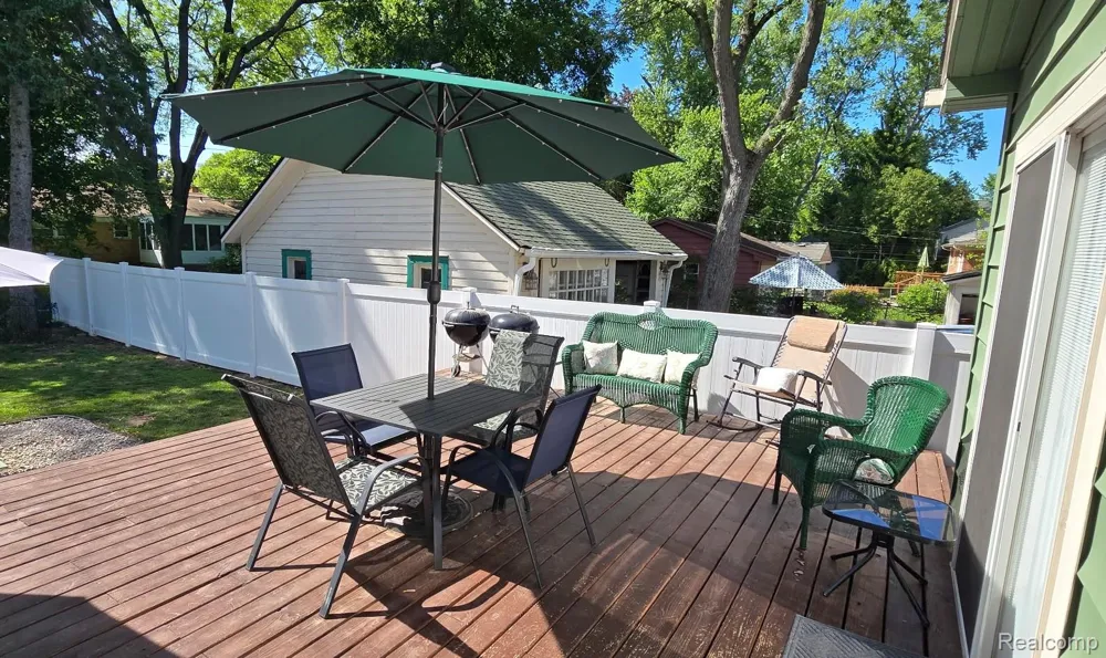 22911 Maple Avenue Farmington City, MI 48336