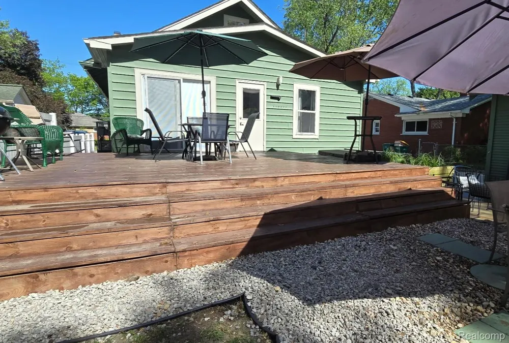 22911 Maple Avenue Farmington City, MI 48336