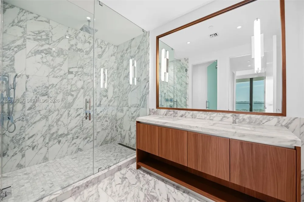 175 SE 25 Rd #801 Miami, FL 33129