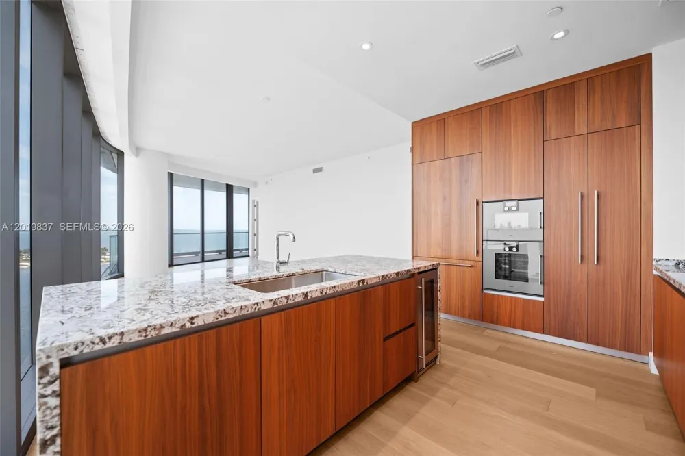 175 SE 25 Rd #801 Miami, FL 33129