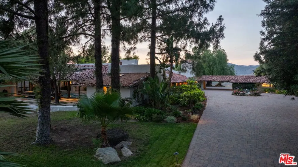 28611 Bamfield Drive Agoura Hills, CA 91301