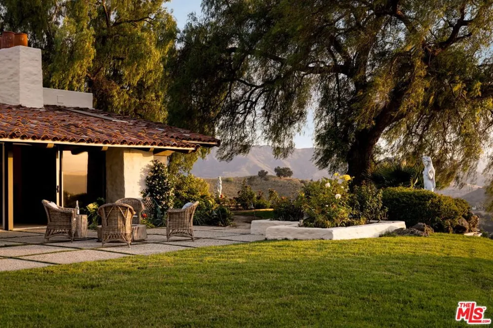 28611 Bamfield Drive Agoura Hills, CA 91301