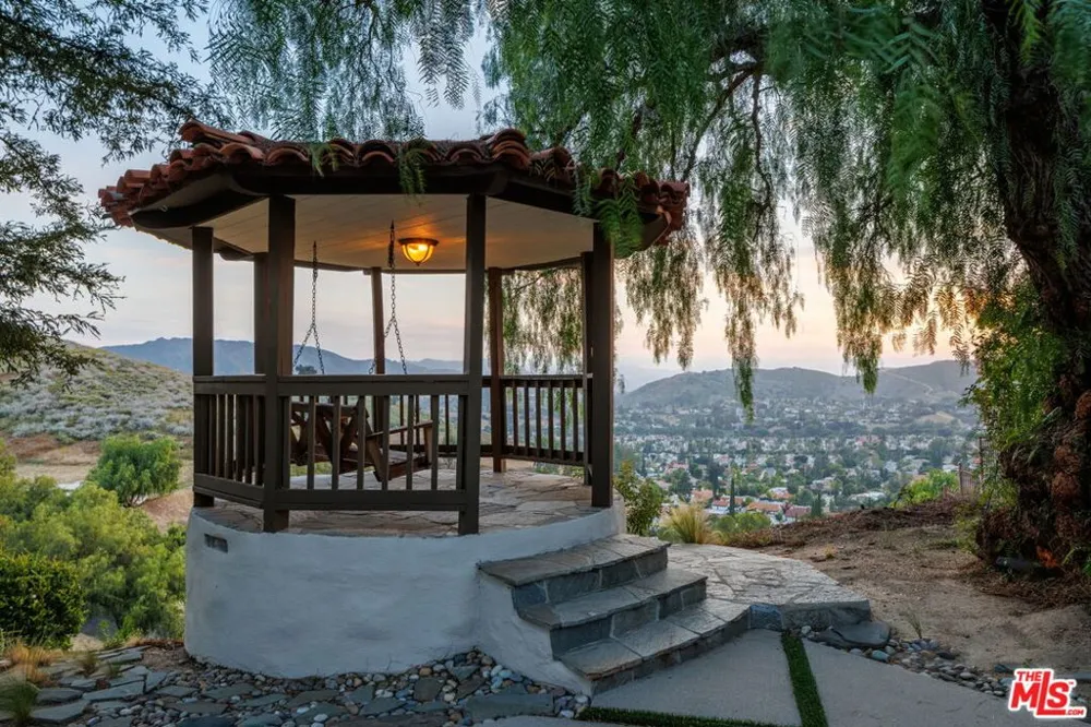28611 Bamfield Drive Agoura Hills, CA 91301
