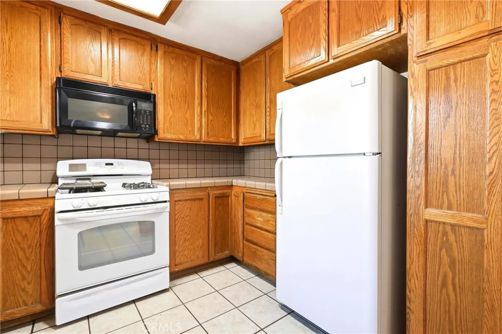 7008 Summit Valley Hesperia, CA 92345