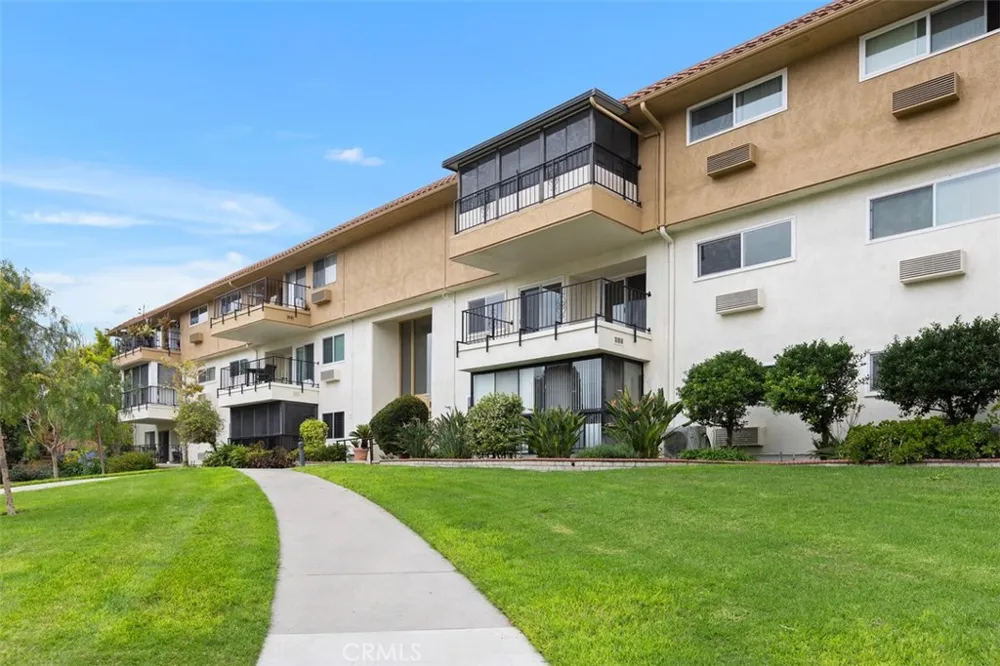 2355 Via Mariposa #3H Laguna Woods, CA 92637