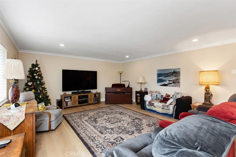 2355 Via Mariposa #3H Laguna Woods, CA 92637