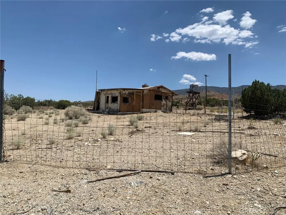 VIC AVE Z4 234 STE Llano, CA 93544