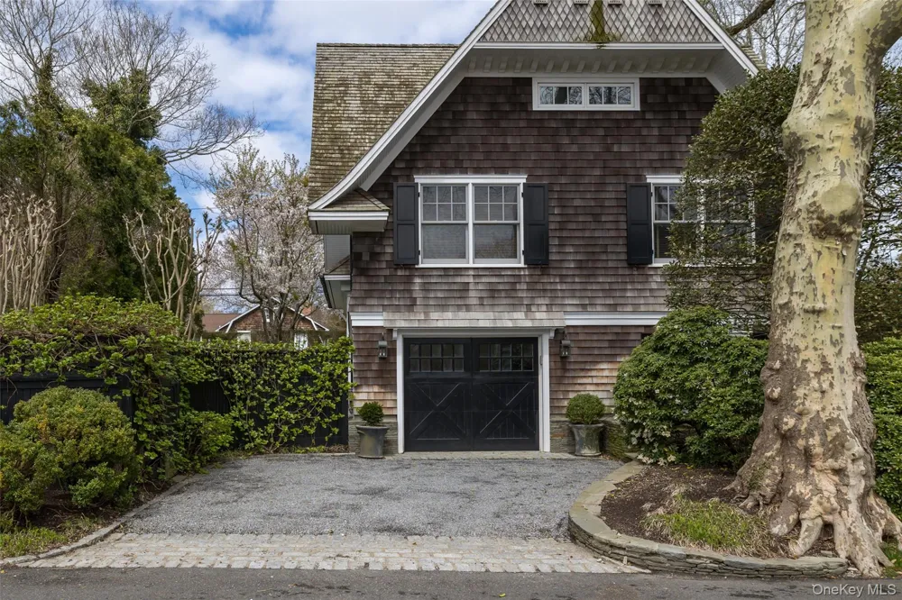 1 Meadow Way East Hampton, NY 11937