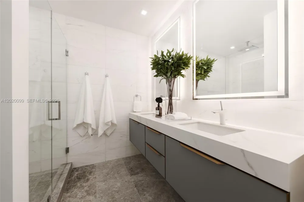 204 Sunrise Dr #204B Key Biscayne, FL 33149