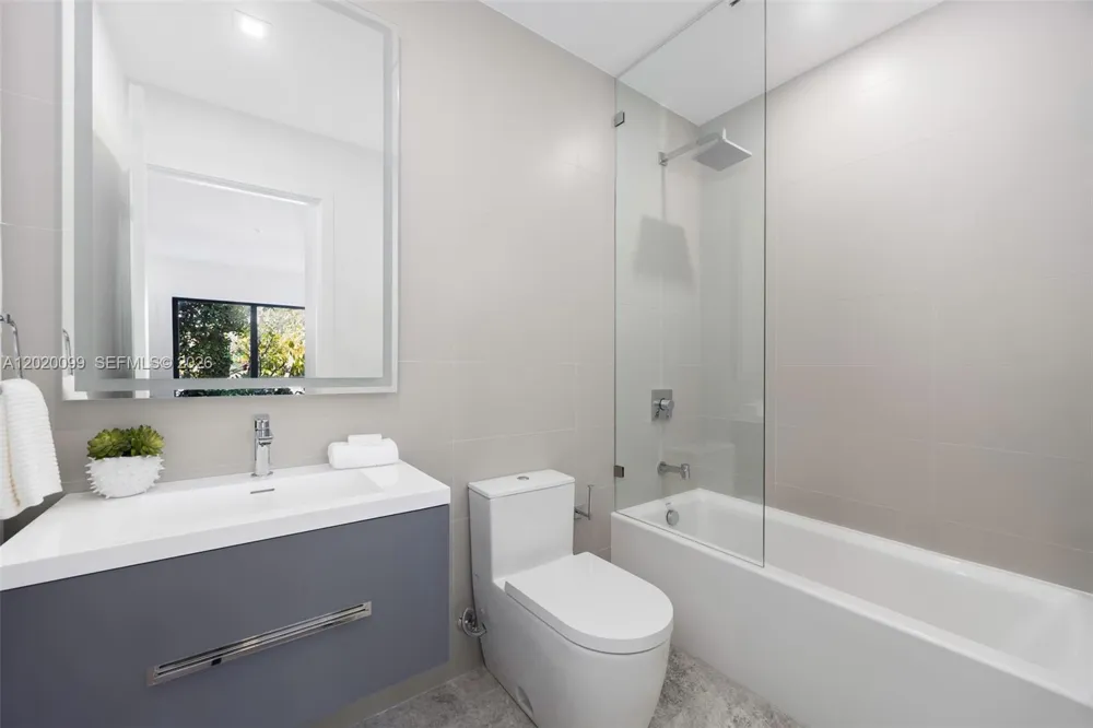 204 Sunrise Dr #204B Key Biscayne, FL 33149