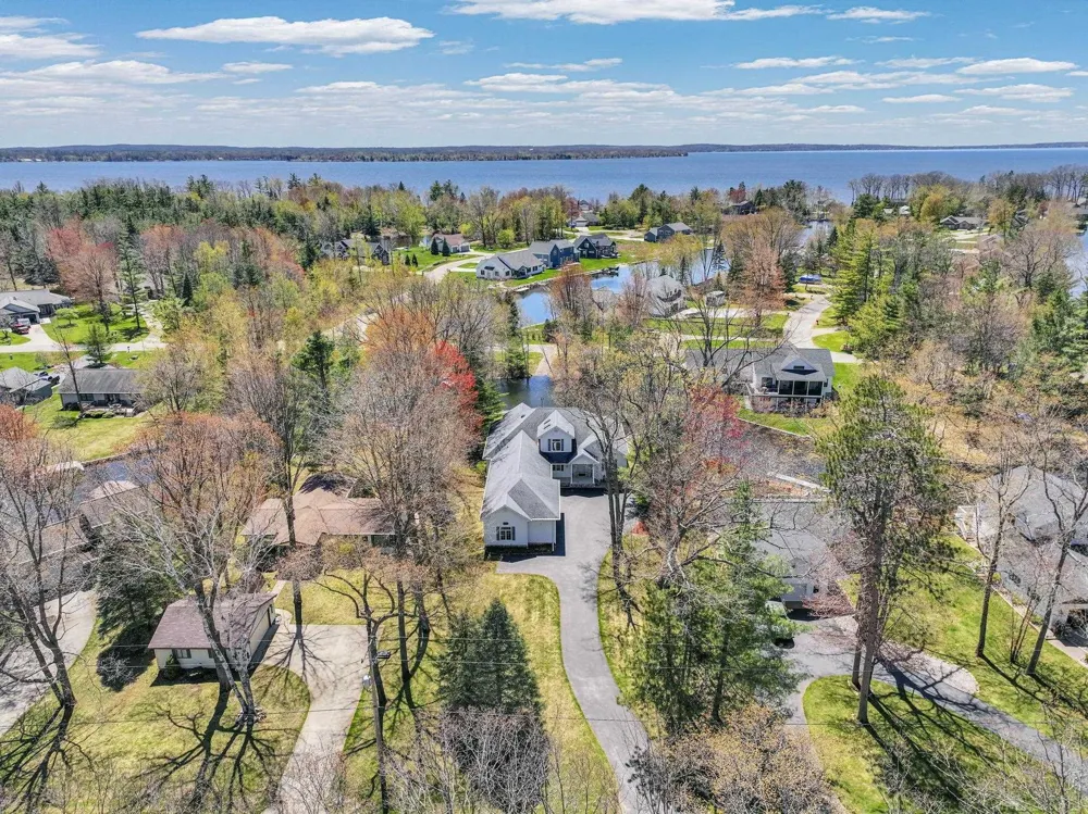 2185 E Houghton Drive Denton Township, MI 48629