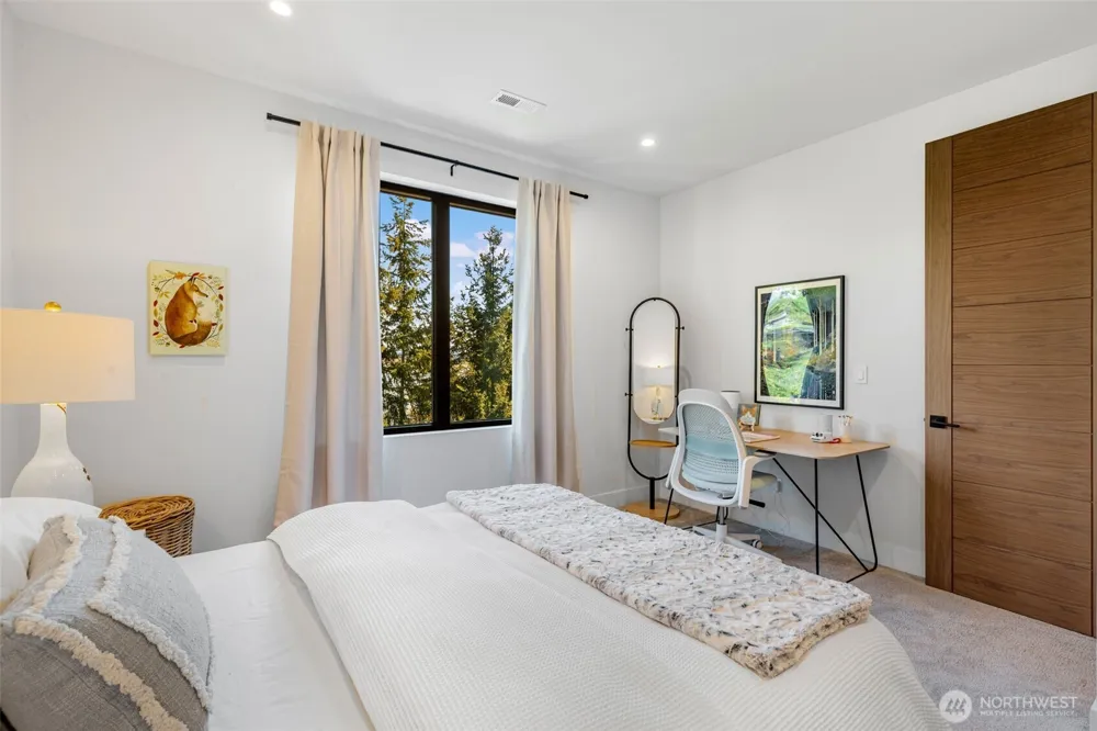 9818 SE 42nd Place Mercer Island, WA 98040