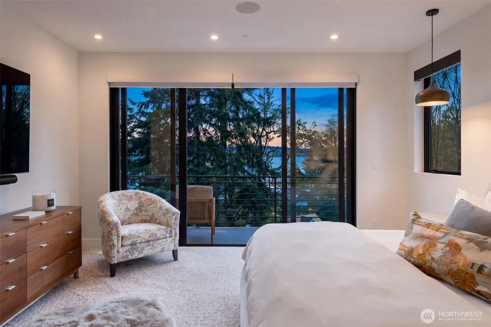 9818 SE 42nd Place Mercer Island, WA 98040