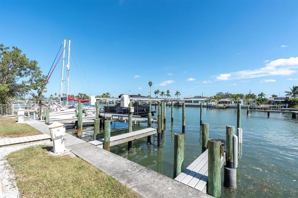 300 CAPRI BOULEVARD #6 Treasure Island, FL 33706