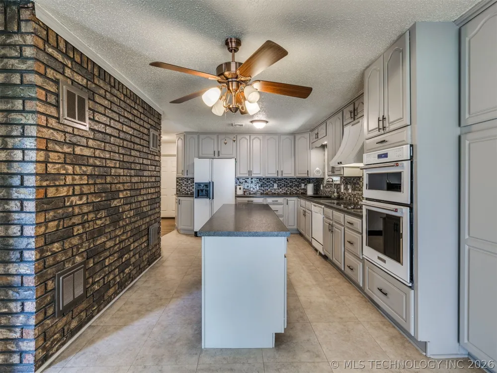 1082 Gaines Creek Loop Eufaula, OK 74432