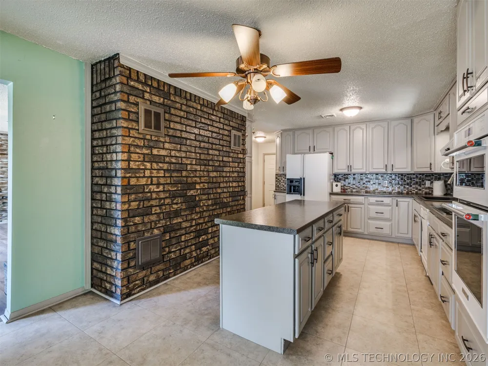 1082 Gaines Creek Loop Eufaula, OK 74432